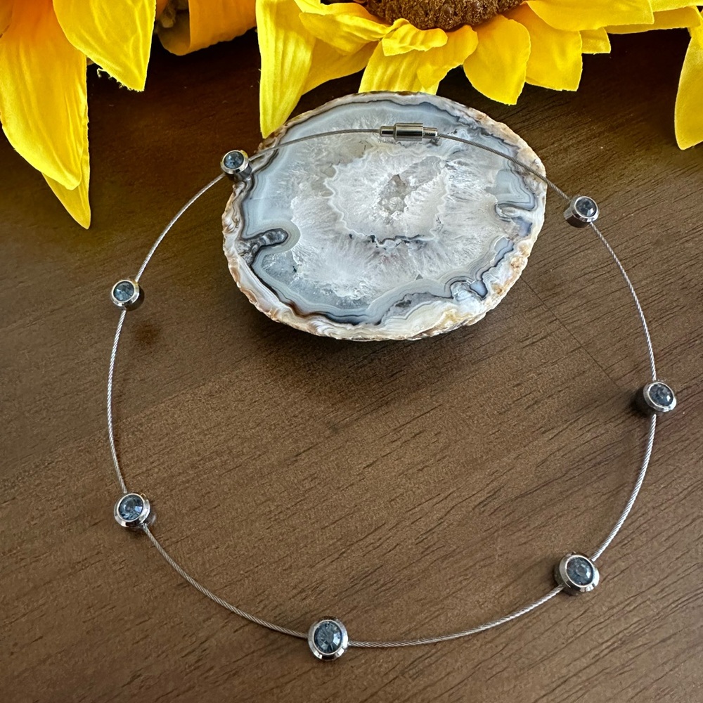 Short wired necklace with blue stones and magnetic closure